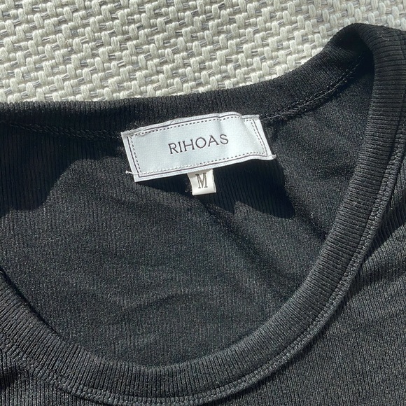 Black t shirt ! Great combo with every outfit. - Picture 4 of 4